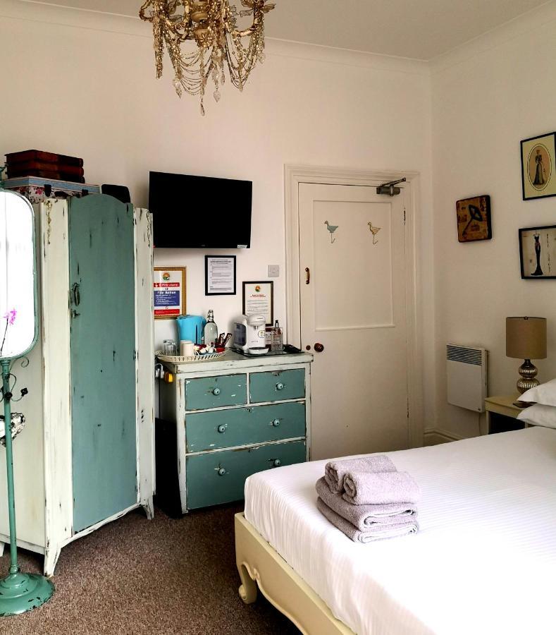 Sunset Guest House Hunstanton Exterior foto A room at the Old Ship Inn